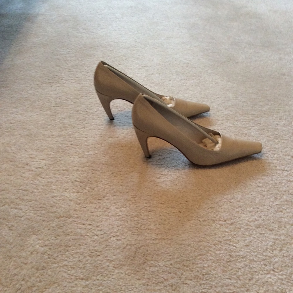 Prada vintage beige authentic leather pumps